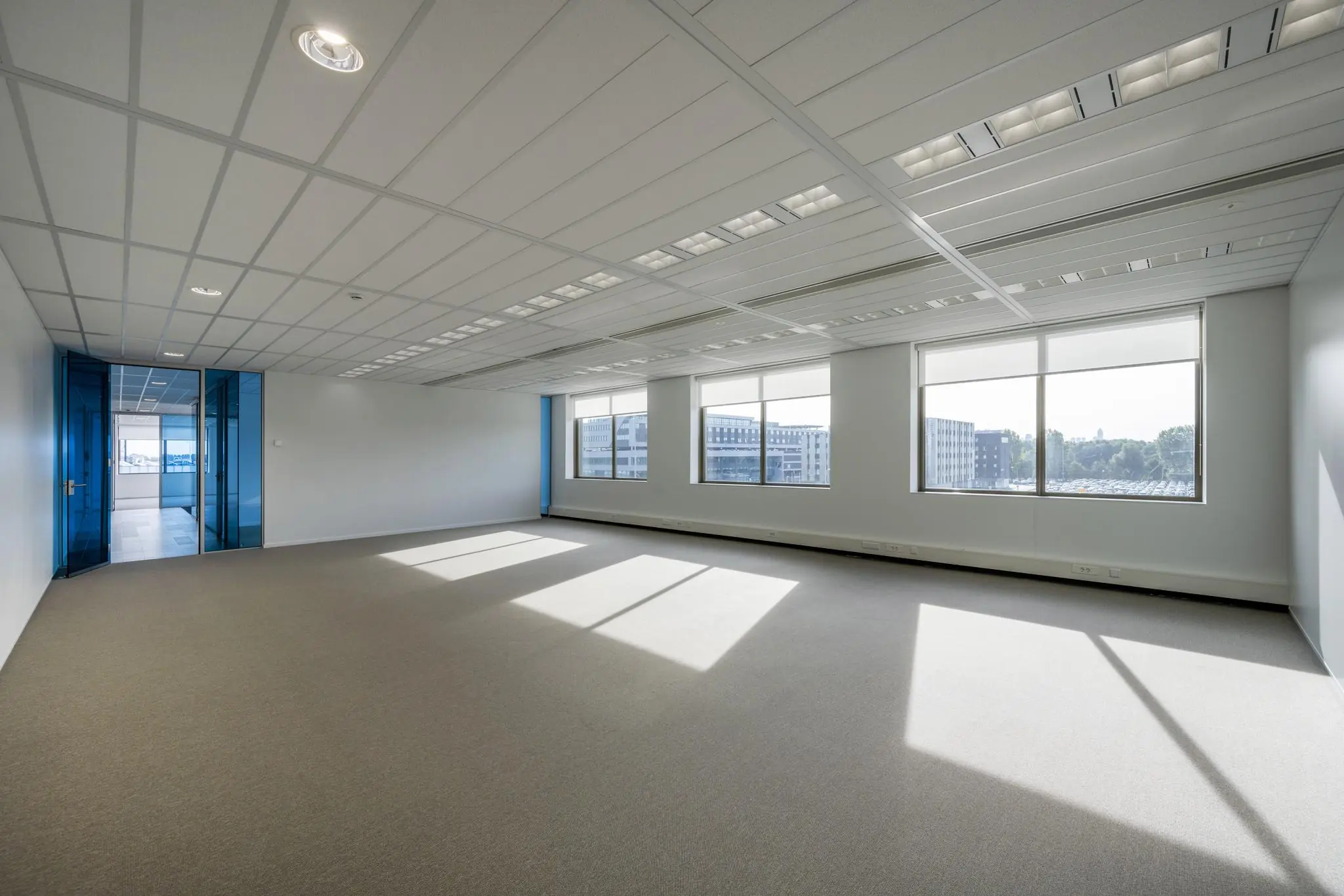 Licht en modern leeg kantoor met grote ramen op het Rotterdam Airportplein.